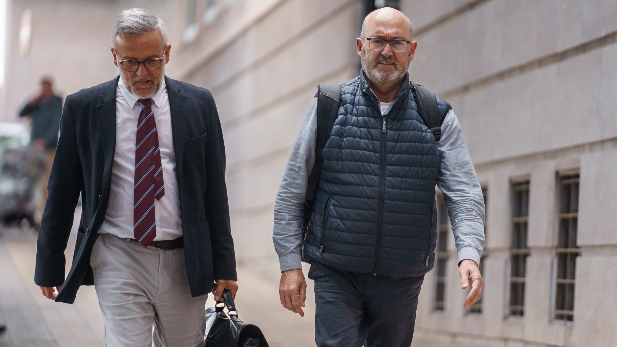 Juan Bernardo Fuentes (d) junto a su abogado Raúl Miranda. EFE/ Ramón de la Rocha