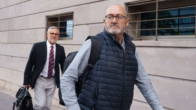Juan Bernardo Fuentes, exdiputado por el PSOE en el Congreso, a su salida de la Audiencia Provincial de Santa Cruz de Tenerife