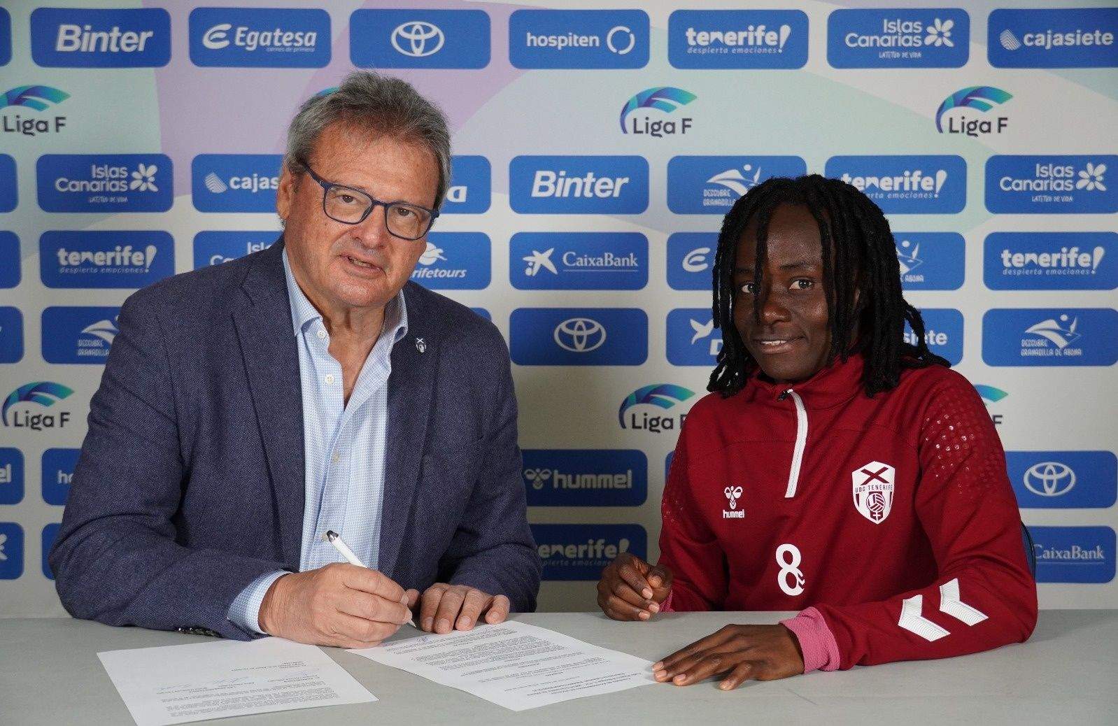 El presidente Sergio Batista y Ange Koko durante la firma de la ampliación del contrato hasta 2025./ UD Granadilla Tenerife.