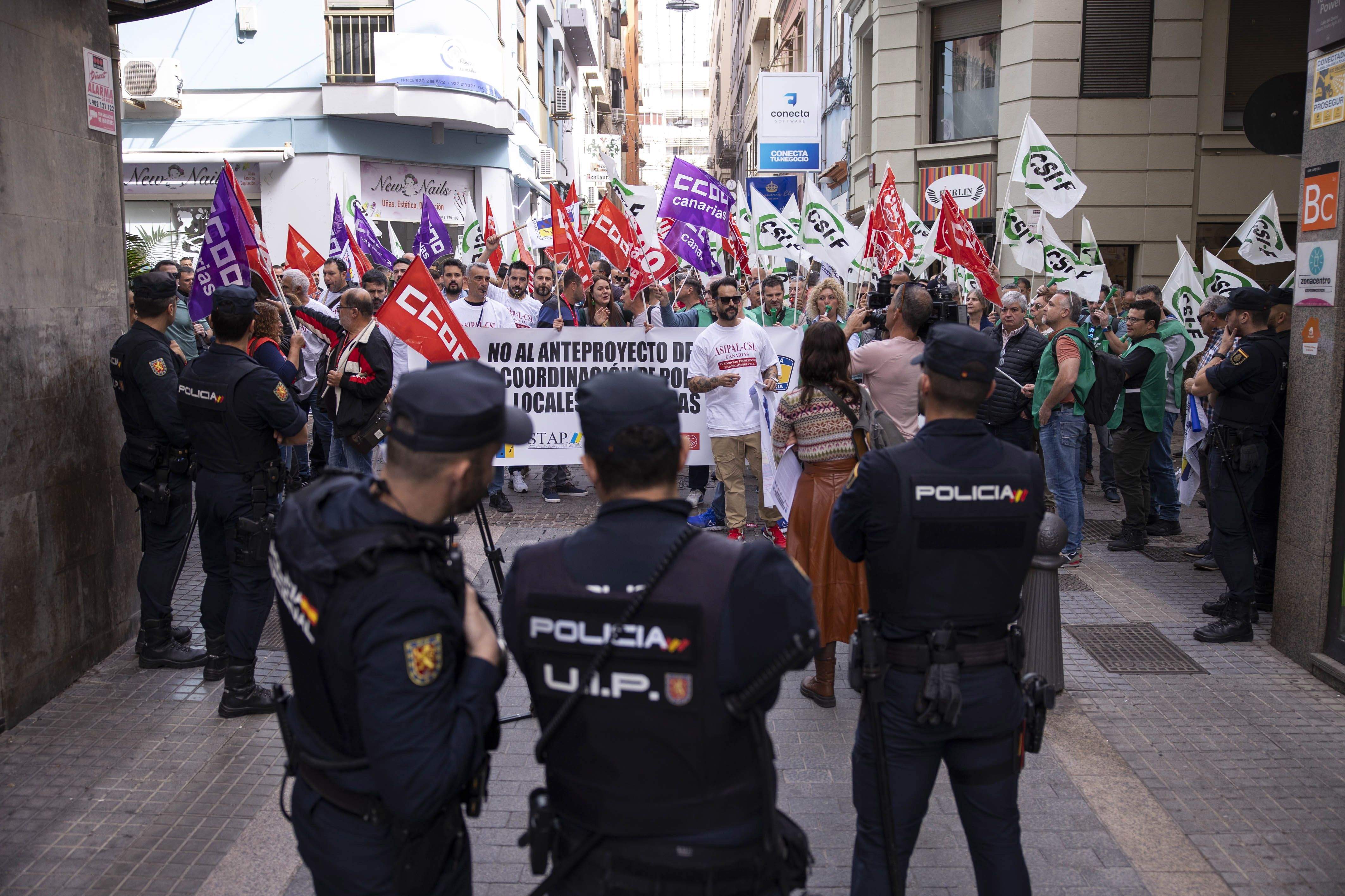 Delegados sindicales de policías locales se movilizan frente al Parlamento de Canarias contra la nueva Ley de Coordinación. / Efe