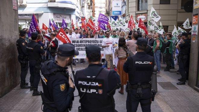 Delegados sindicales de policías locales se movilizan frente al Parlamento de Canarias contra la nueva Ley de Coordinación. / Efe