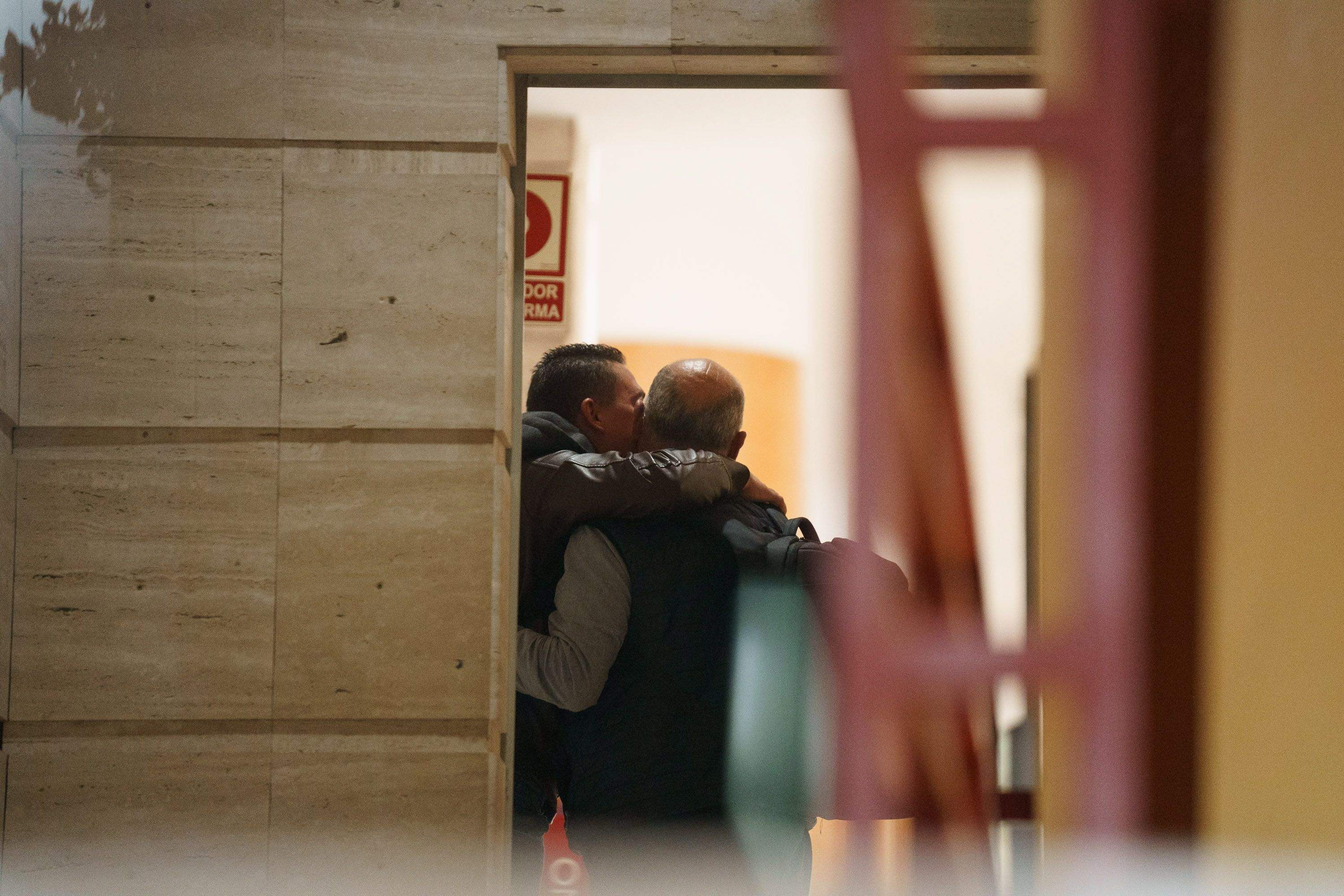 Juan Bernardo Fuentes, investigado por cinco delitos en el 'caso Mediador', es abrazado tras ser puesto en libertad. / Ramón de la Rocha (Efe)