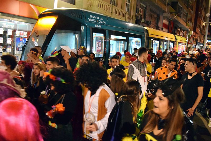 El Tranvía durante una noche de Carnaval. / Ayuntamiento de Santa Cruz de Tenerife 