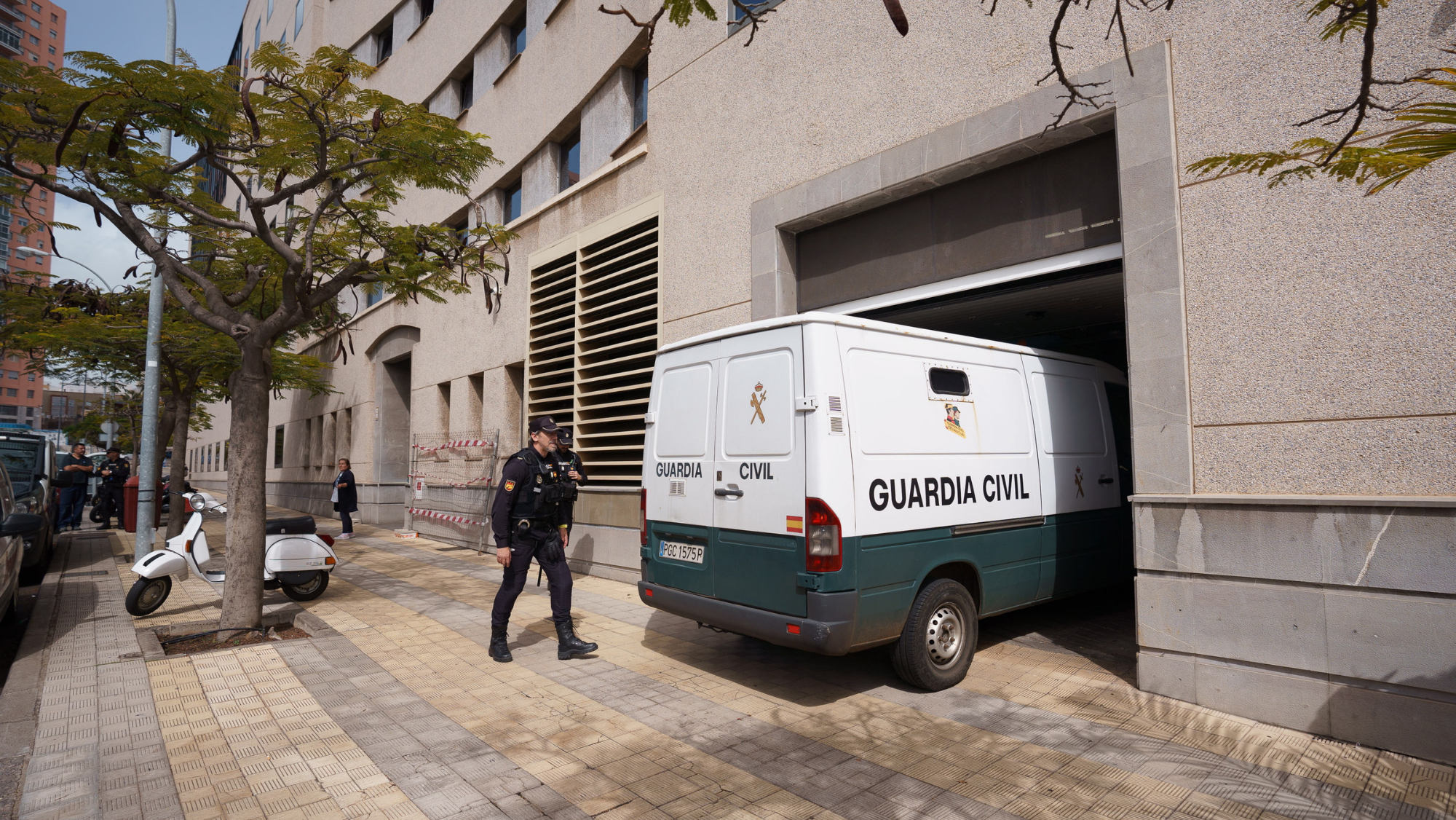  Un vehículo de la Guardia Civil entra en el garaje de la Audiencia Provincial de Santa Cruz de Tenerife./ EFE Ramón De La Rocha