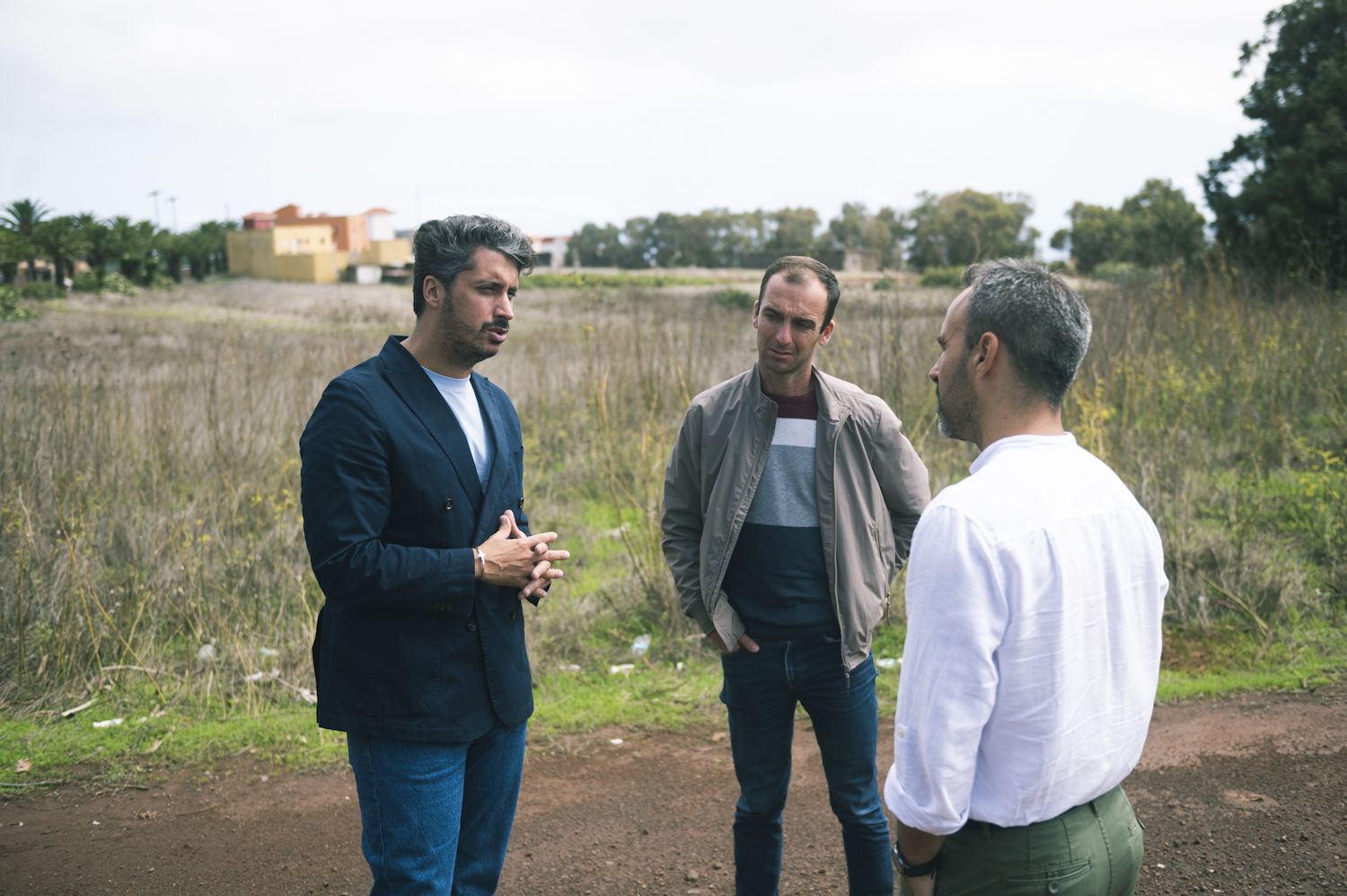 Luis Yeray Gutierrez (izq.) visita la parcela El Centenero, donde se desarrollará el Mercado del Nordeste./ Cedida