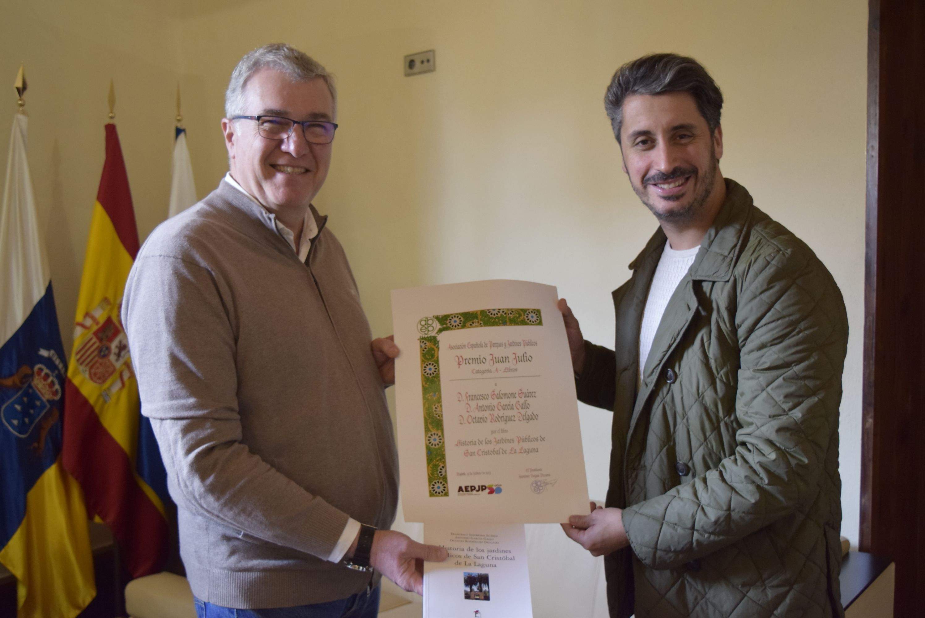 Francesco Salomone (izq.), escritor del libro, y Luis Yeray Gutiérrez, alcalde de La Laguna./ Cedida