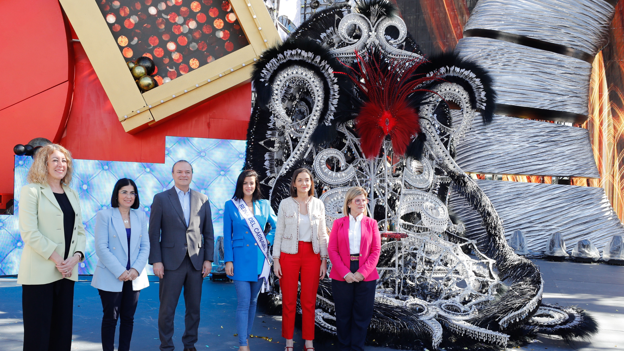 Carolina Darias (2i), Augusto Hidalgo (3i), las ministras y el alcalde junto a Lola Ortiz (3d) la reina del Carnaval proclamada anoche./ EFE/Elvira Urquijo A