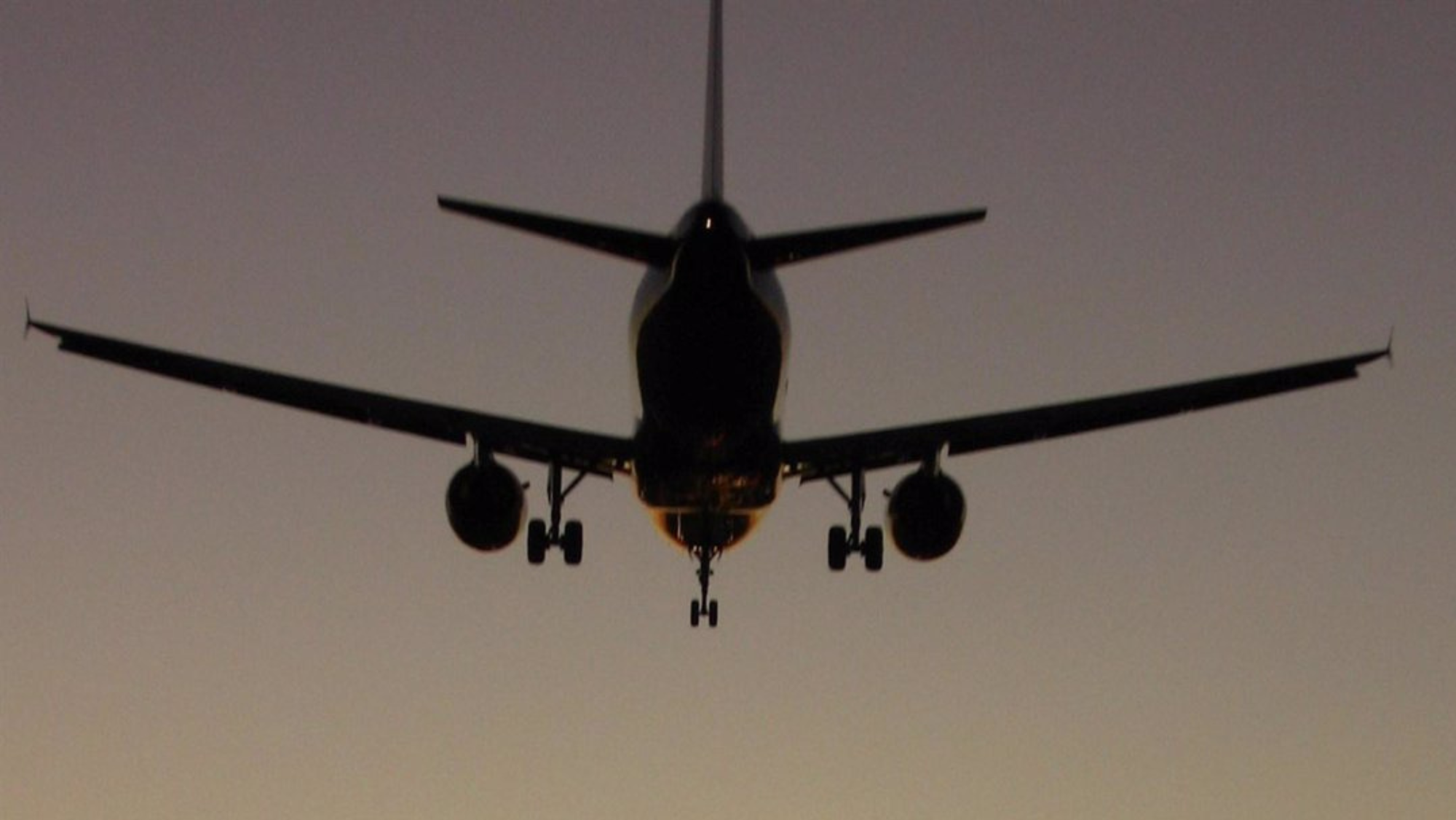 Un avión en vuelo con la península./ EP
