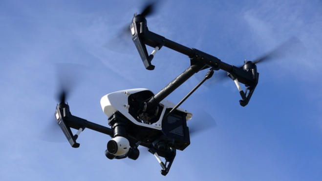 Imagen de un dron volando y grabando./ Pixabay