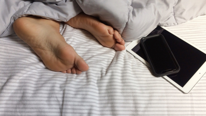 Evitar las pantallas blancas dos horas antes de irse a la cama es fundamental para evitar el insomnio./ Pixabay