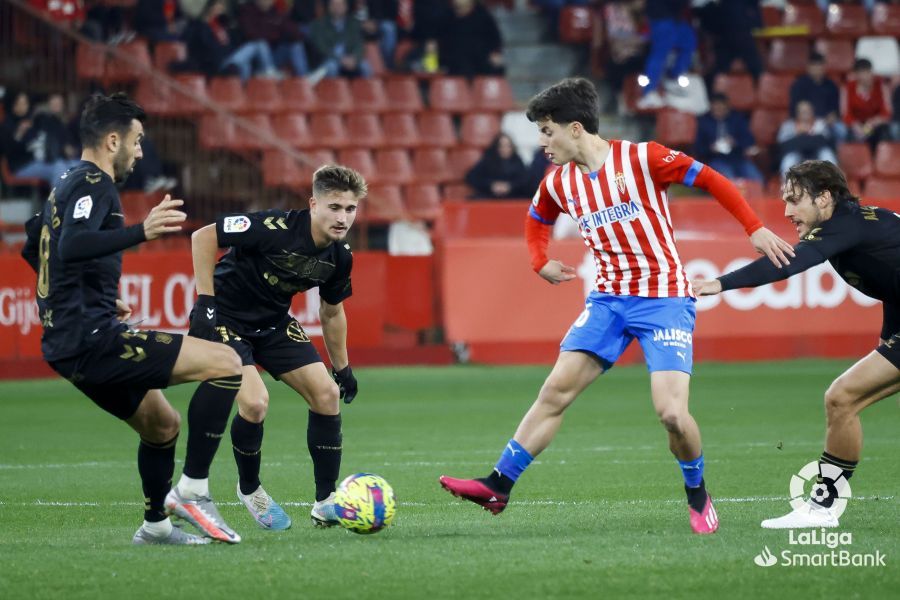 El CD Tenerife perdió por 1-0 en su visita al Sporting de Gijón con un gol de Queipo al inicio de la segunda parte./ LaLiga.
