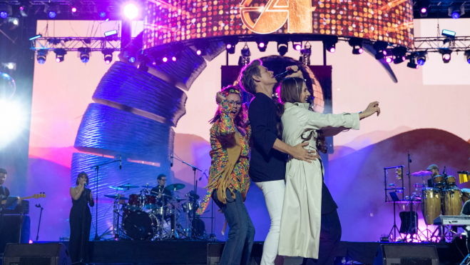 Carlos Baute con las cumpleañeras en el parque Santa Catalina. Promoción Las Palmas