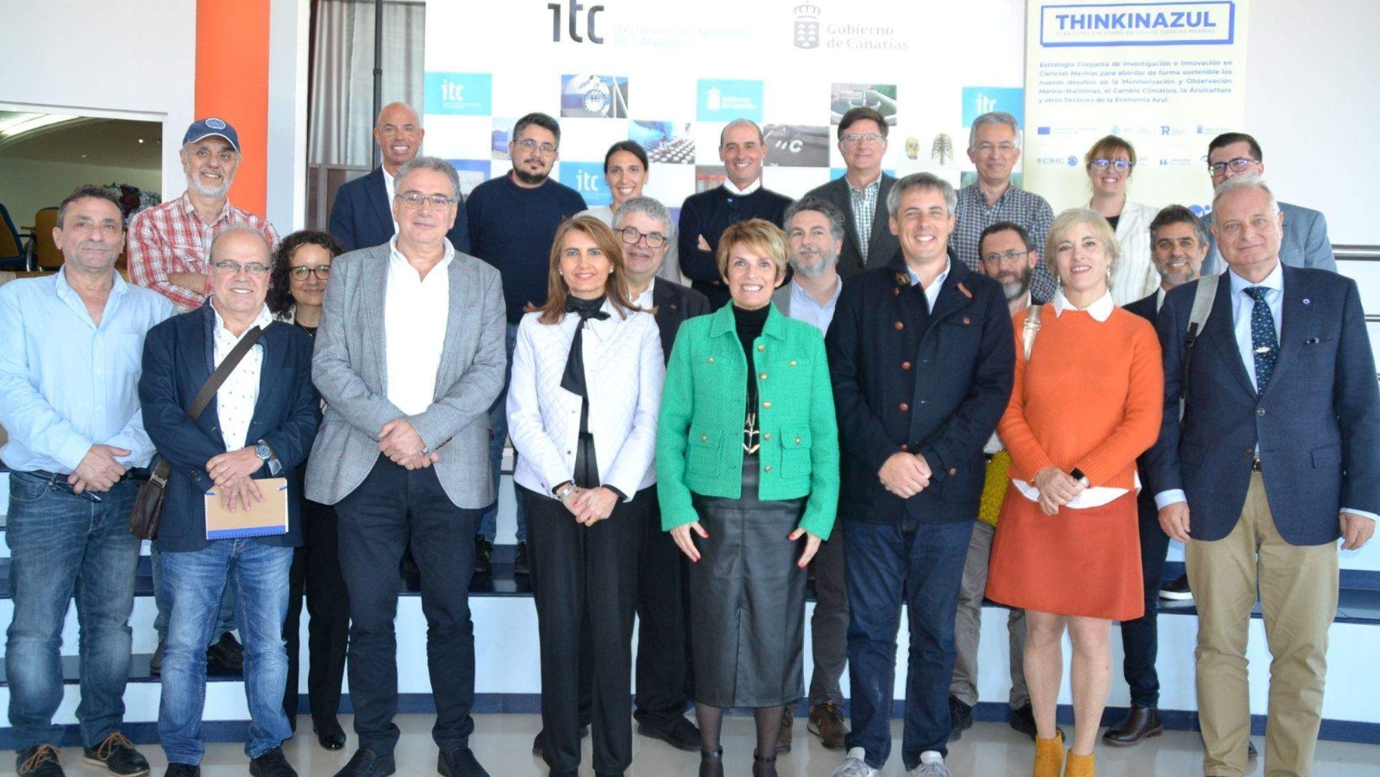 Foto de familia del Gobierno de Canarias y centros de conocimiento de las Islas tras poner en marcha ThinkInAzul. / AH