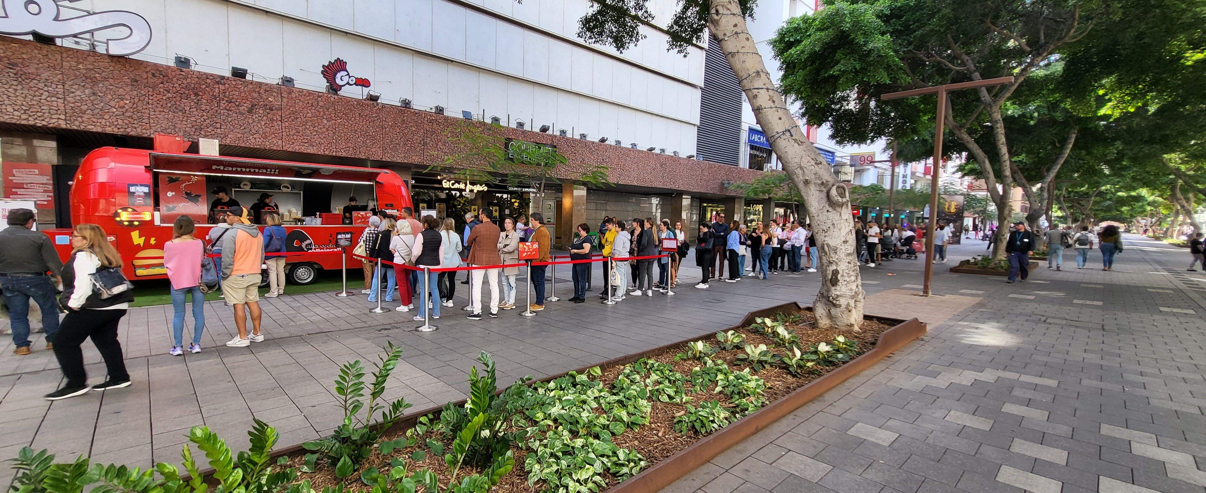 Colas para comer el food truck de Canarias de Dabiz Muñoz. / AH