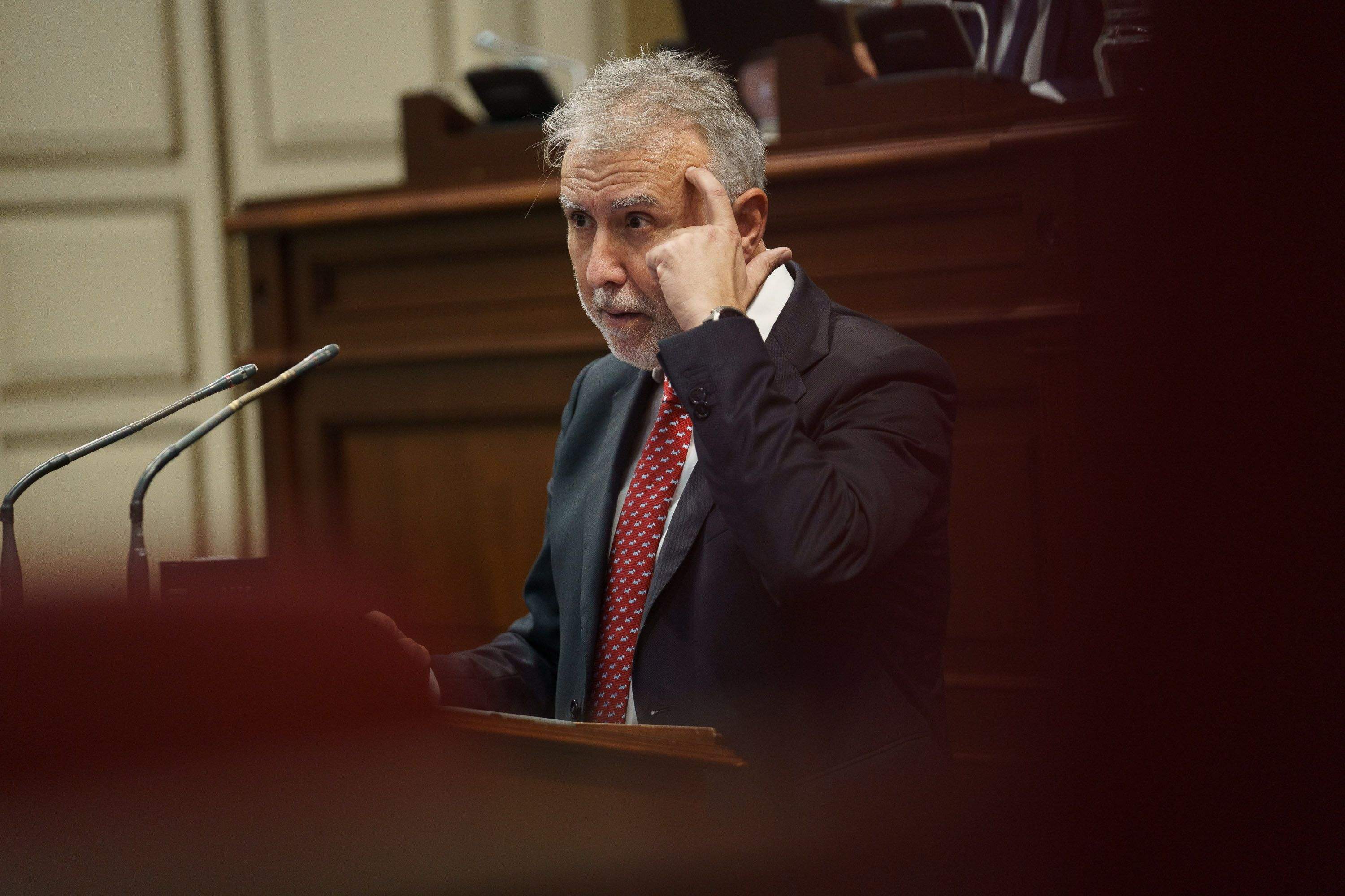 Ángel Víctor Torres, durante su intervención en el debate de la nacionalidad canaria, en el que anunció que el PSOE se personará en el 'caso Mediador'. / Ramón de la Rocha (Efe) Ángel Víctor Torres, durante su intervención en el debate de la nacionalidad canaria, en el que anunció que el PSOE se personará en el 'caso Mediador'. / Ramón de la Rocha (Efe)