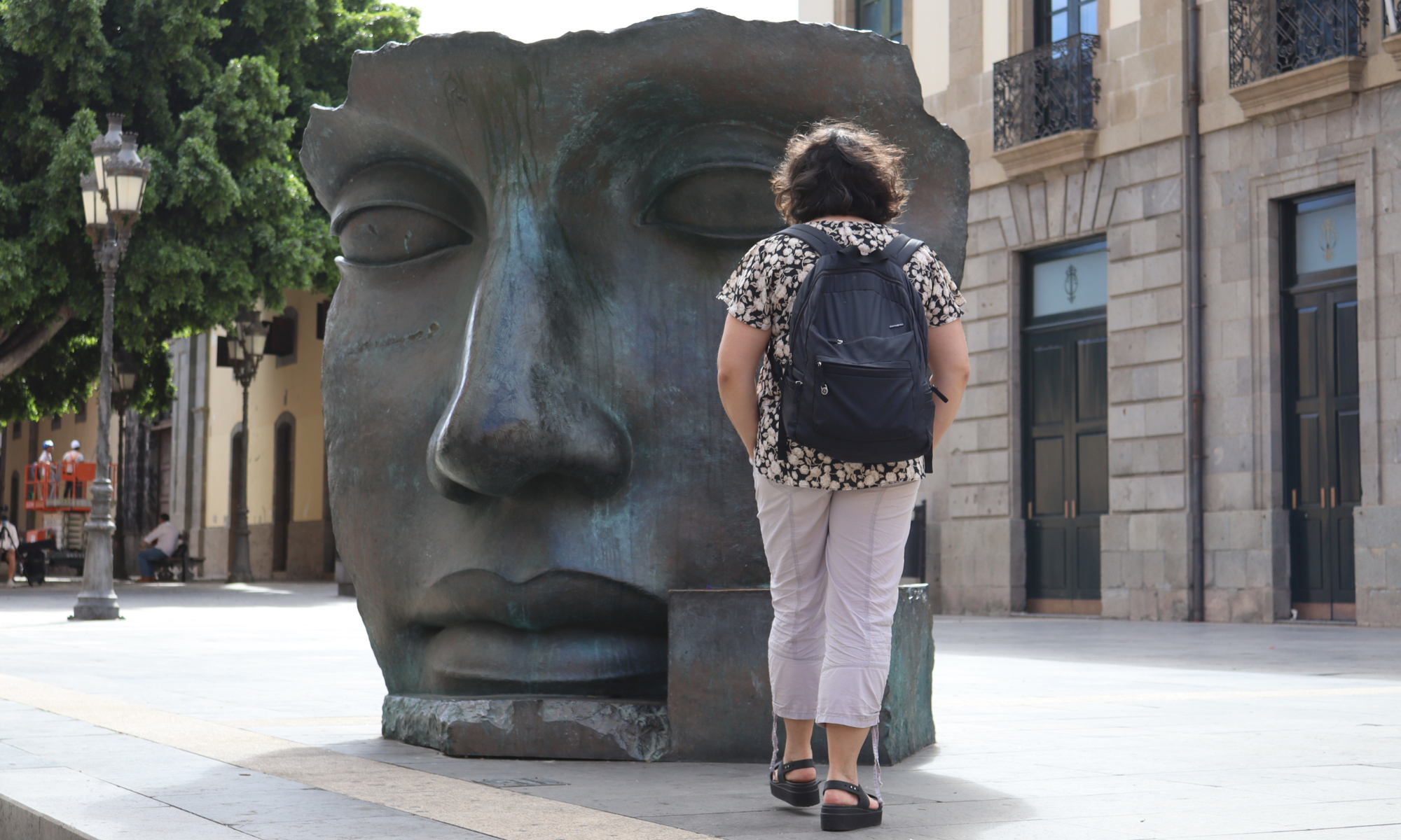 Una mujer observa la escultura Per Adriano, una de las obras de la Exposición de Esculturas en la calle de Santa Cruz. / AINOHA CRUZ