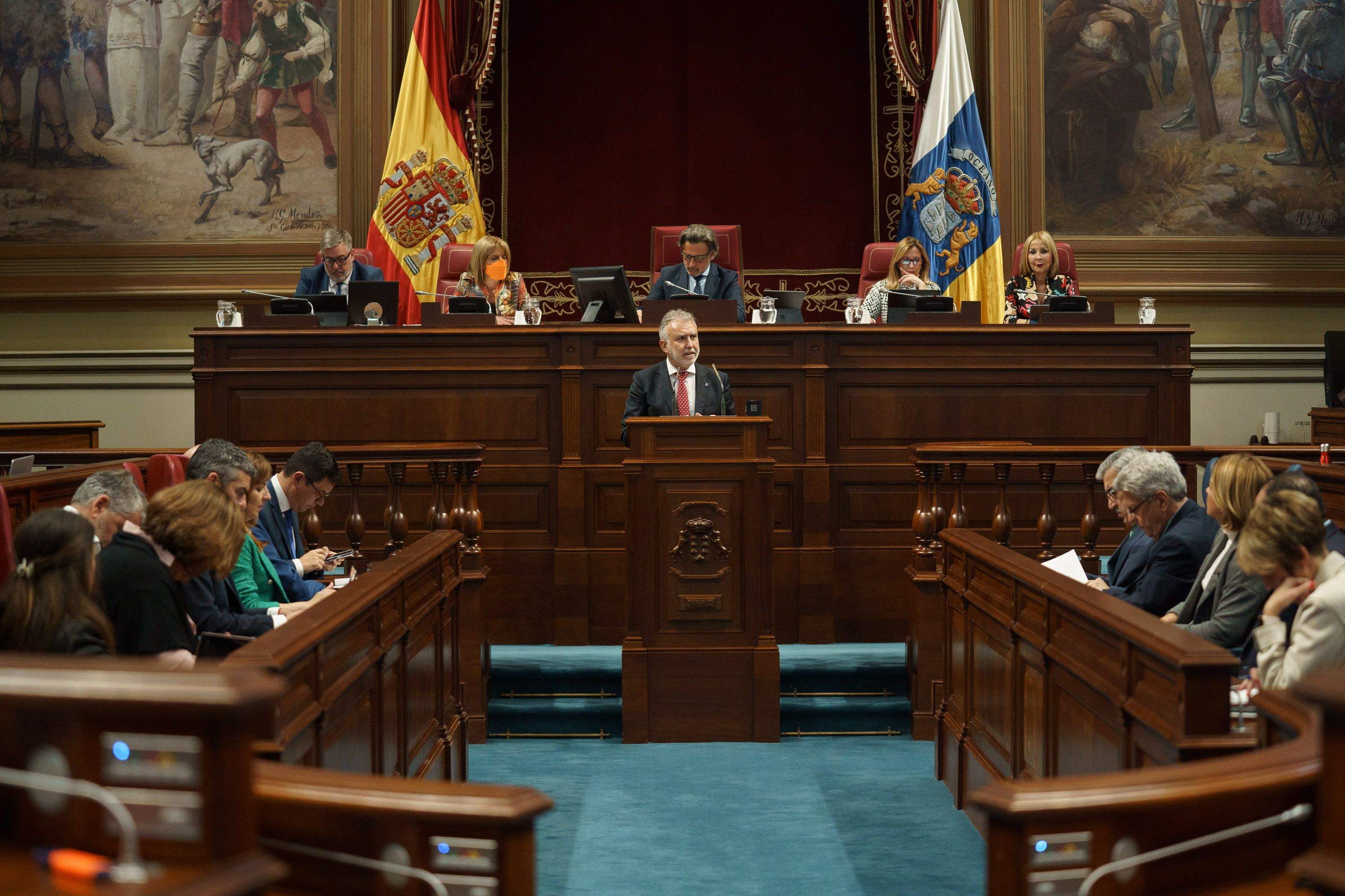 Panorámica del Parlamento de Canarias durante la primera jornada del debate de la nacionalidad canaria. : : Ramón de la Rocha (Efe)