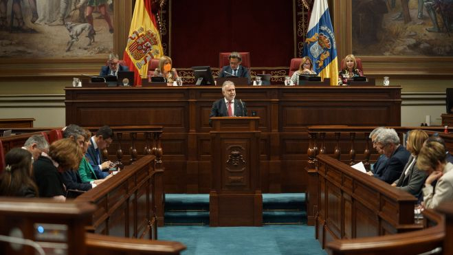 Panorámica del Parlamento de Canarias durante la primera jornada del debate de la nacionalidad canaria. : : Ramón de la Rocha (Efe)