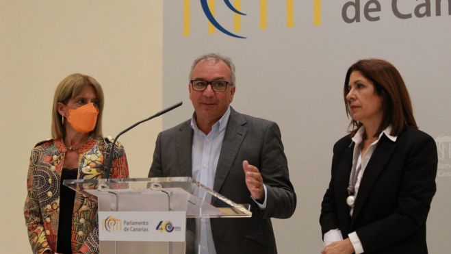 El diputado de Nueva Canarias Luis Campos junto con las diputadas Esther González (izq.) y Carmen Hernández (der.)./ Álvaro Oliver (AH)