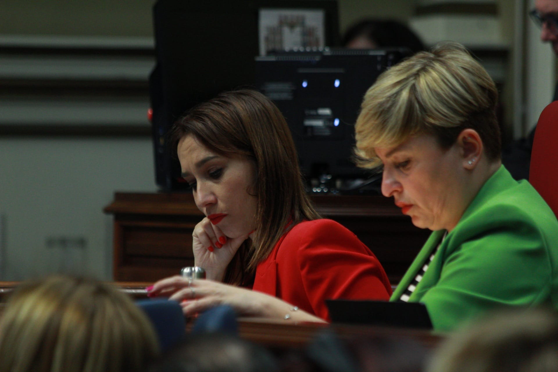 La secretaria de organización del PSOE en Canarias, Nira Fierro (izq.) junto con la portavoz del Grupo Socialista en el Parlamento, Nayra Alemán (der.)./ Álvaro Oliver (AH)
