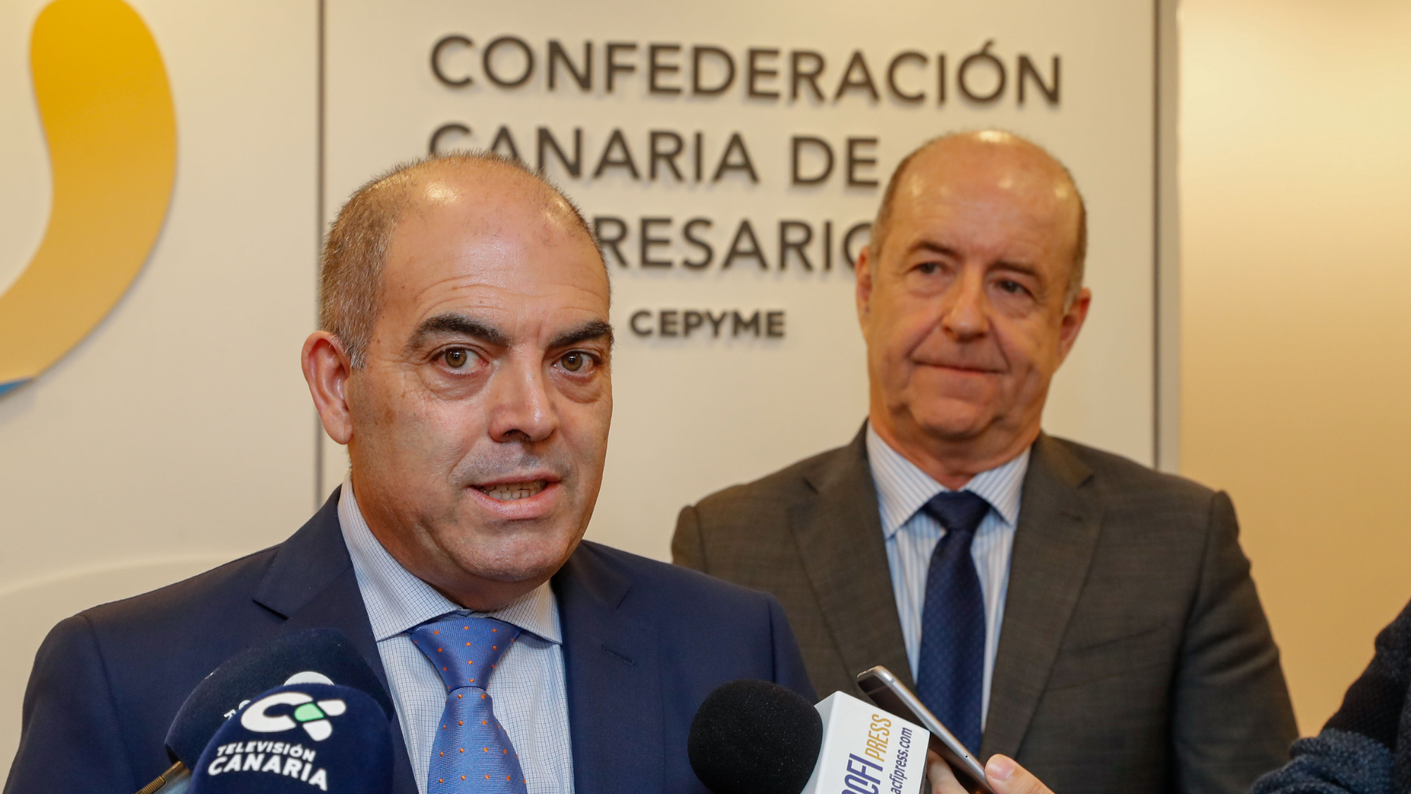 Lorenzo Amor (izq.), presidente de ATA y Pedro Ortega, presidente de la CCE. / EFE / Elvira Urquijo A.