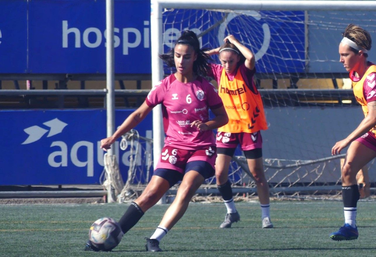La tinerfeña Paola Hernández durante un entrenamiento en La Palmera./ Twitter UD Tenerife.