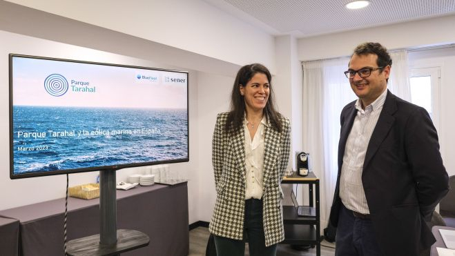 Ainhoa Villar y Javier Monfort, directivos de BlueFloat Energy. / Ángel Medina A. (Efe)