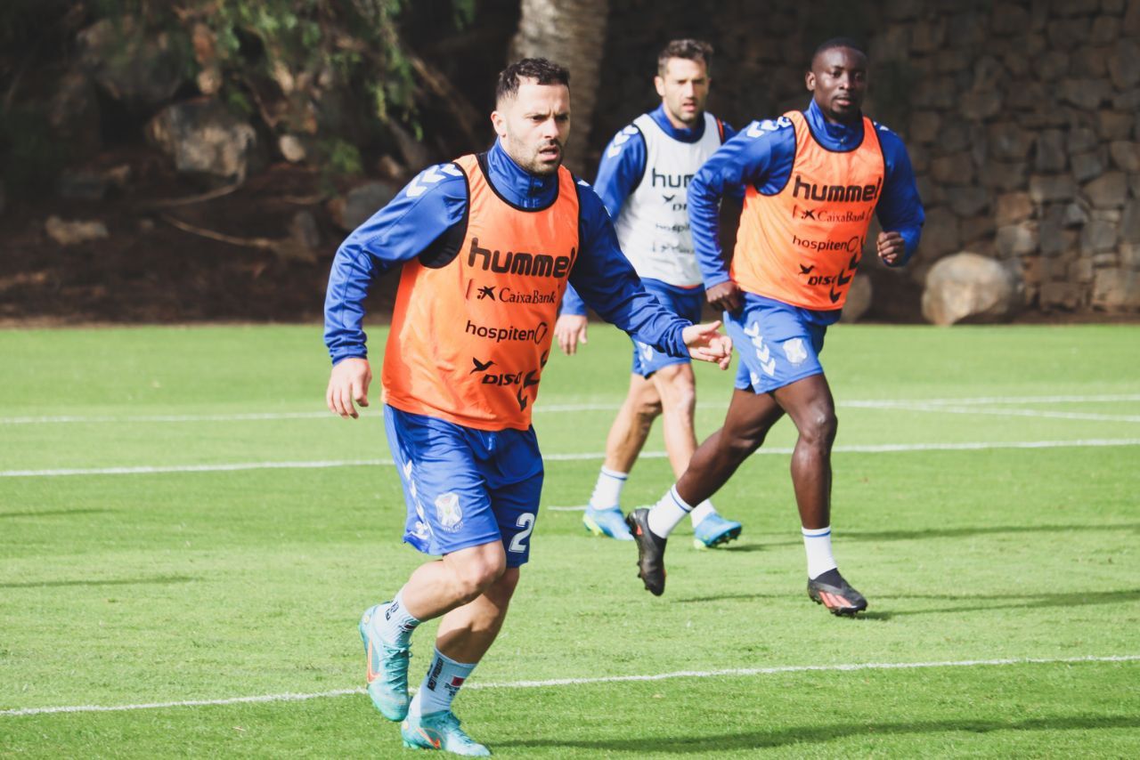 Durmisi y Dauda, los dos lesionados de larga duración del Tenerife, durante un entrenamiento en El Mundialito./ CD Tenerife.