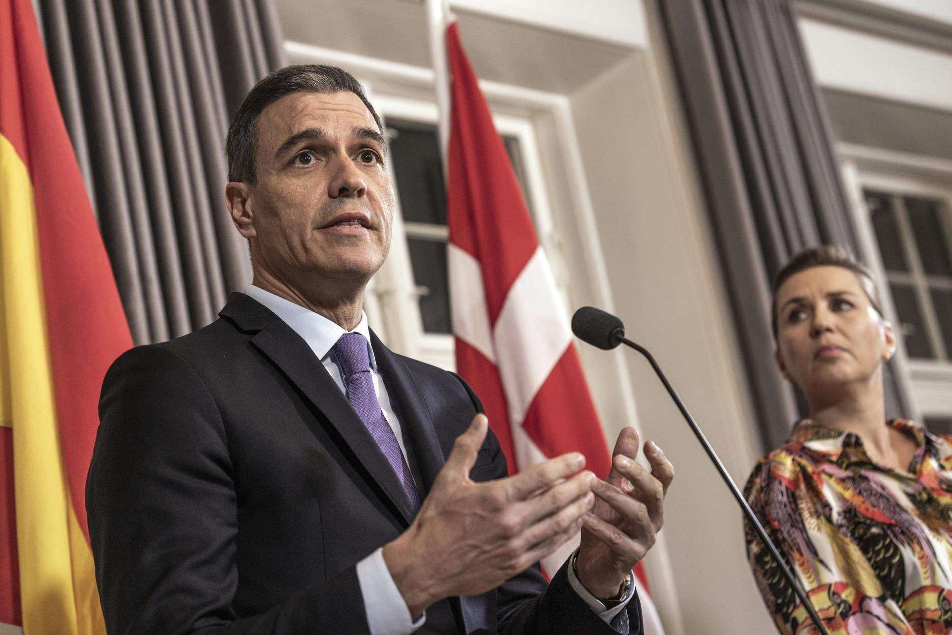 Pedro Sánchez, durante su comparecencia en Copenhague junto a la primera ministra Mette Frederiksen, donde habló del 'caso Mediador'. / Olafur Steinar Rye Gestsson (Efe)