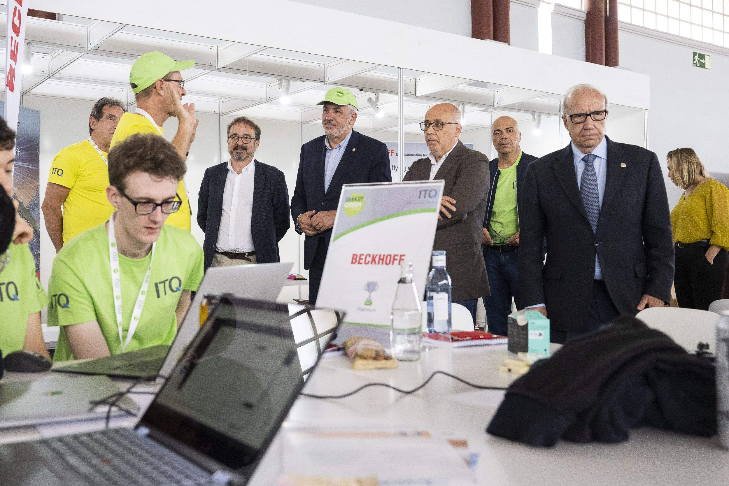 Rainer Stetter explica a Raúl García Brink, Lluis Serra Majem, Antonio Morales y José Antonio Marrero detalles del 'Makeathon'. / Cabildo de Gran Canaria (Acfi Press)