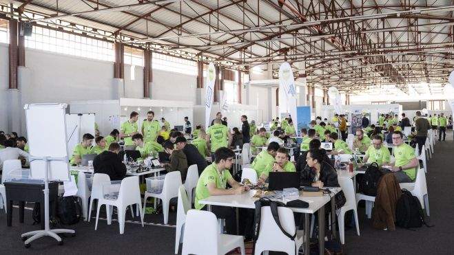 Imagen panorámica de uno de los pabellones de Infecar durante la segunda jornada del Makeathon