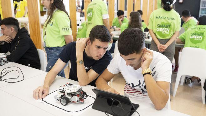 Un grupo de estudiantes participa en un taller de Lego Mindstorms. / Cabildo de Gran Canaria (Acfi Press)