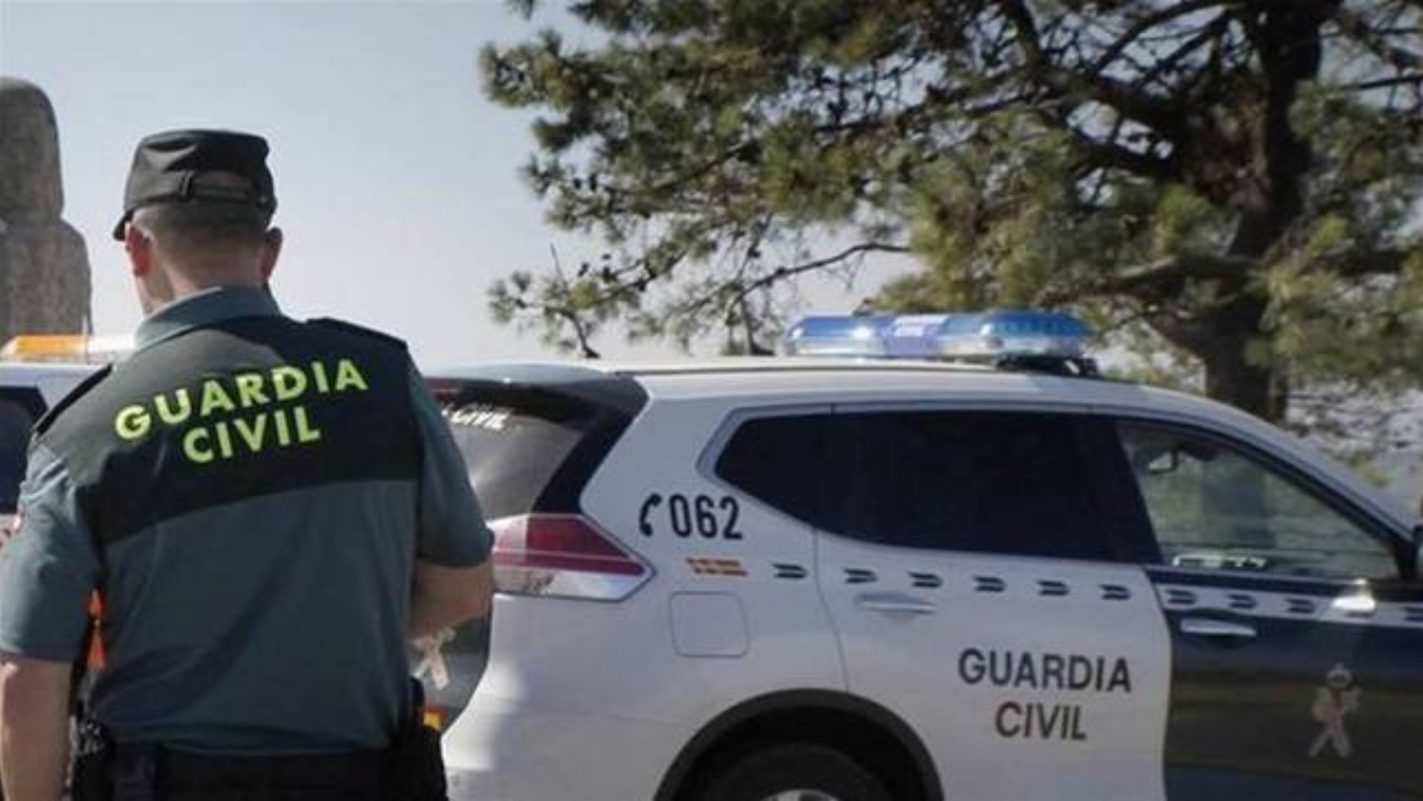 La Guardia Civil al lado de un vehículo. / ARCHIVO La Guardia Civil al lado de un vehículo. / ARCHIVO