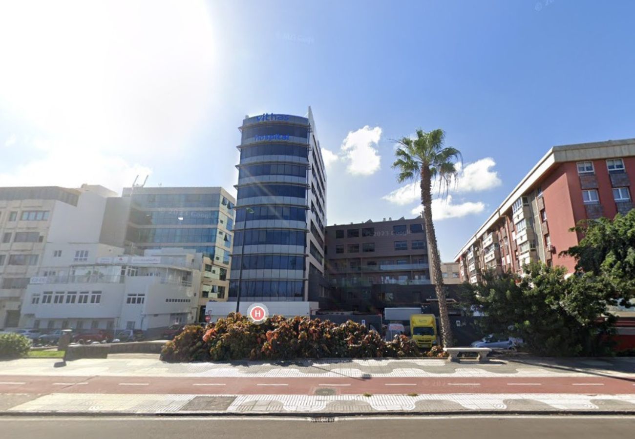 En la imagen, una de las fachadas de Vithas Santa Catalina, clínica multada por el SCS por incumplir dos contratos de los conciertos sanitarios. / AH
