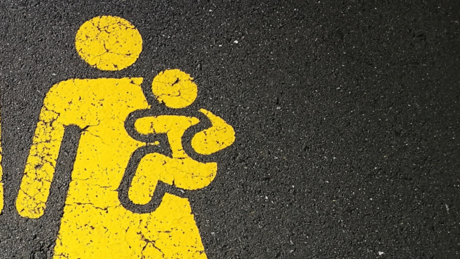 dibujo de un monigote con un niño en brazos dibujo de un monigote con un niño en brazos