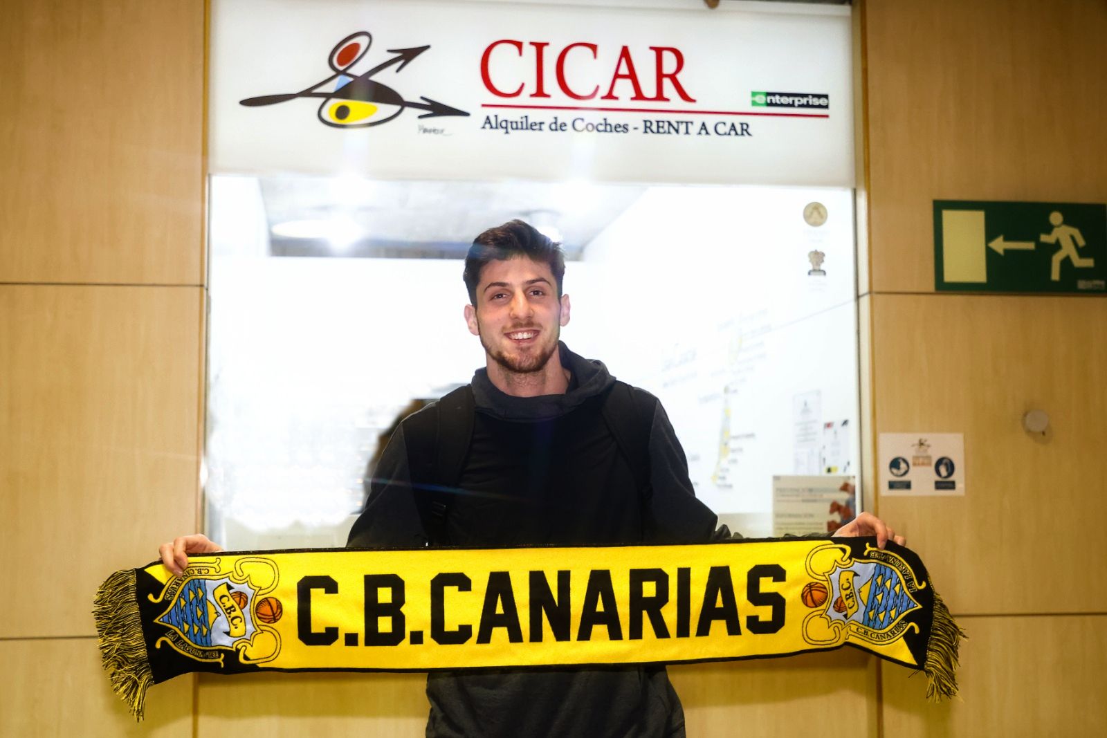 Leandro Bolmaro llegó al aeropuerto de Los Rodeos, pasó reconocimiento médico y viajará con el equipo para las dos próximas citas./ CB Canarias.