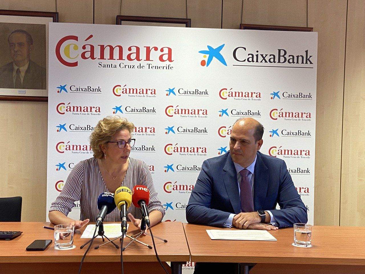 La directora general de la Cámara, Lola Pérez, y el director territorial de CaixaBank en Canarias, Manuel Afonso./