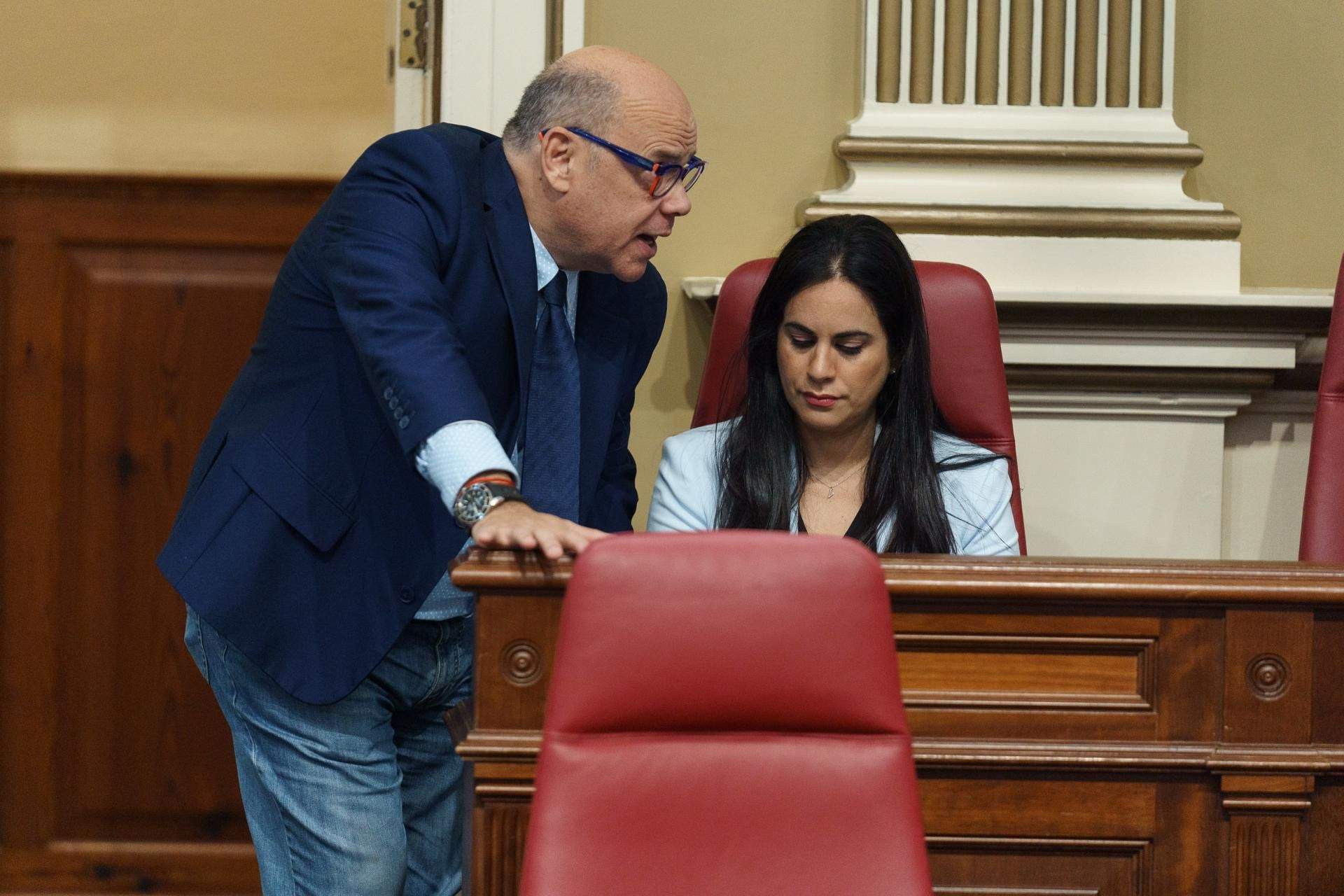José Miguel Barragán y Vidina Espino, de CC, en el Parlamento de Canarias. / Ramón de la Rocha (Efe)