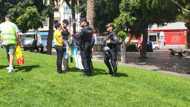 Momento en que los jóvenes que portaban la bandera de las siete estrellas verdes son identificados. AH Momento en que los jóvenes que portaban la bandera de las siete estrellas verdes son identificados. AH