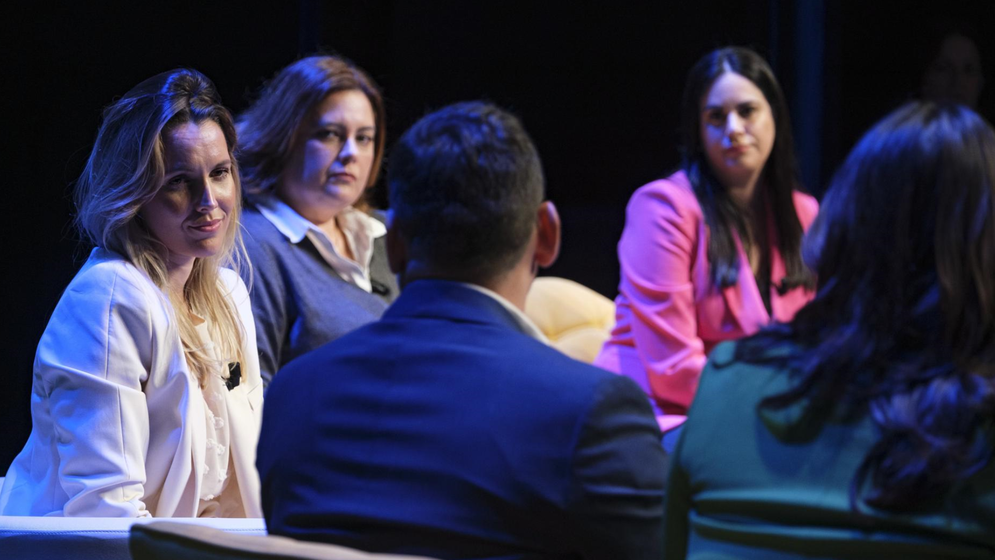 La candidata por Gran Canaria al Parlamento y cabeza de lista al Cabildo, María Fernández (i), durante su participación junto a otros candidatos en la convención insular, celebrada este sábado en la isla. EFE / Ángel 