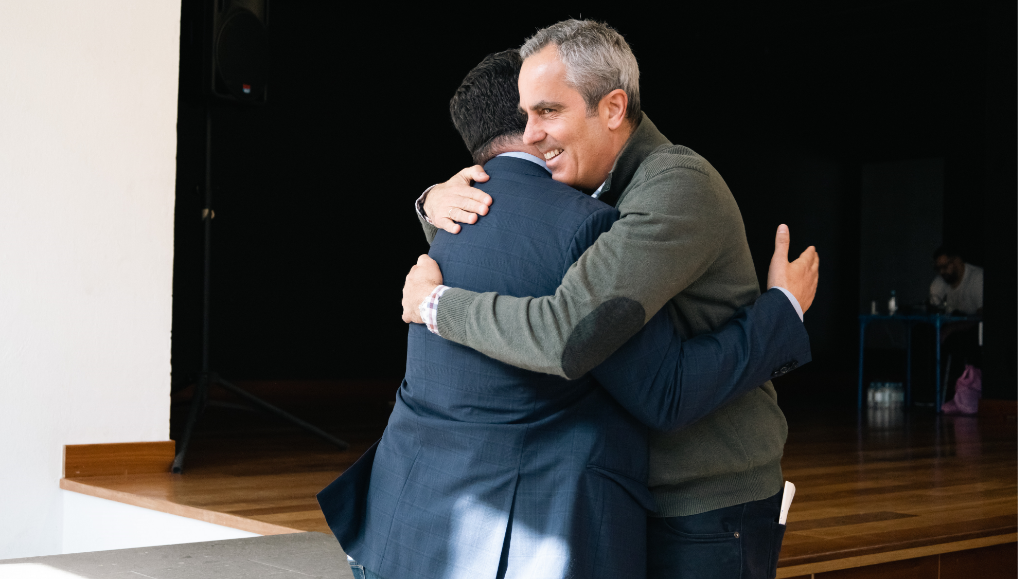 Abrazo entre Miguel Jorge y Poli Suárez. / PP