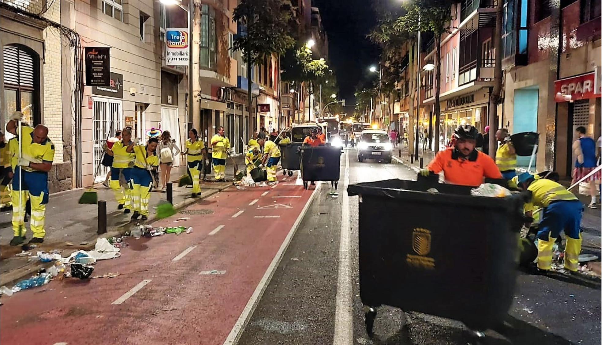 Dispositivo especial de limpieza que retiró 21.000 kilos de residuos. / Ayuntamiento de Las Palmas de Gran Canaria