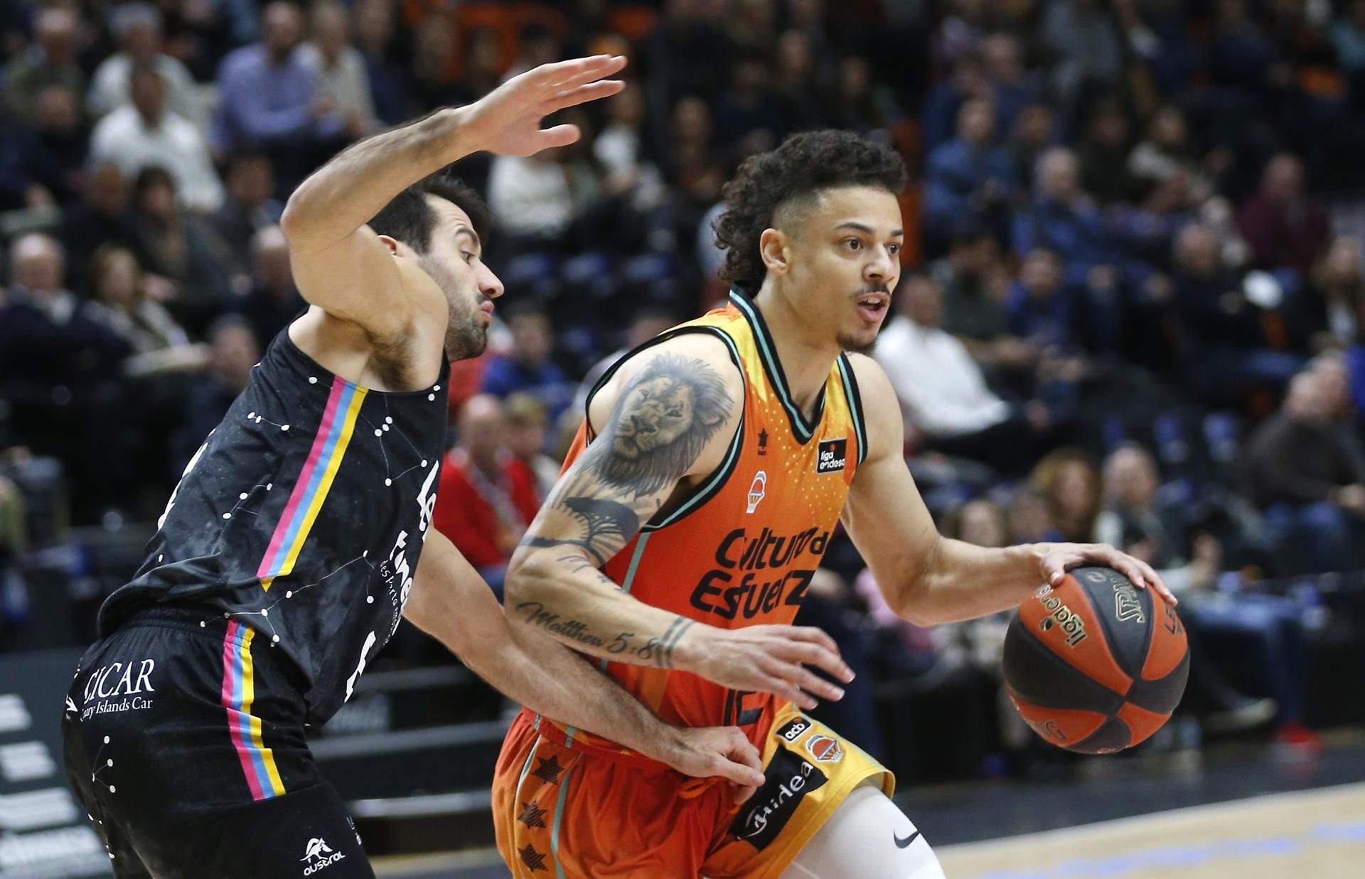 Fitipaldo defiende la posición de Radebaugh en la derrota del CB Canarias frente a Valencia Basket en La Fonteta./ EFE.