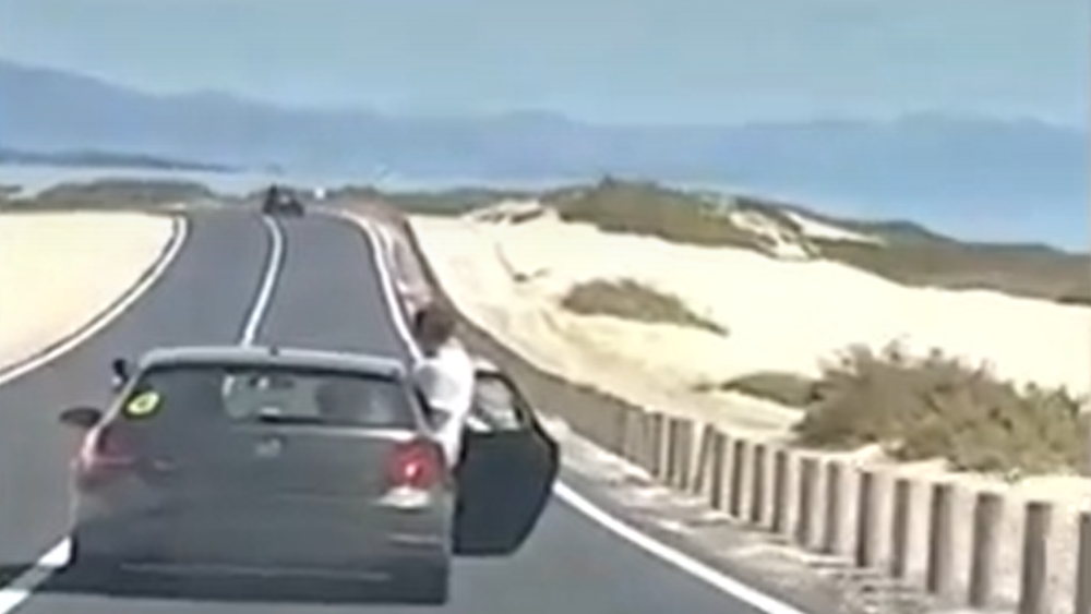 Una persona circula con un pasajero fuera del vehículo en Fuerteventura en 2019./ Redes