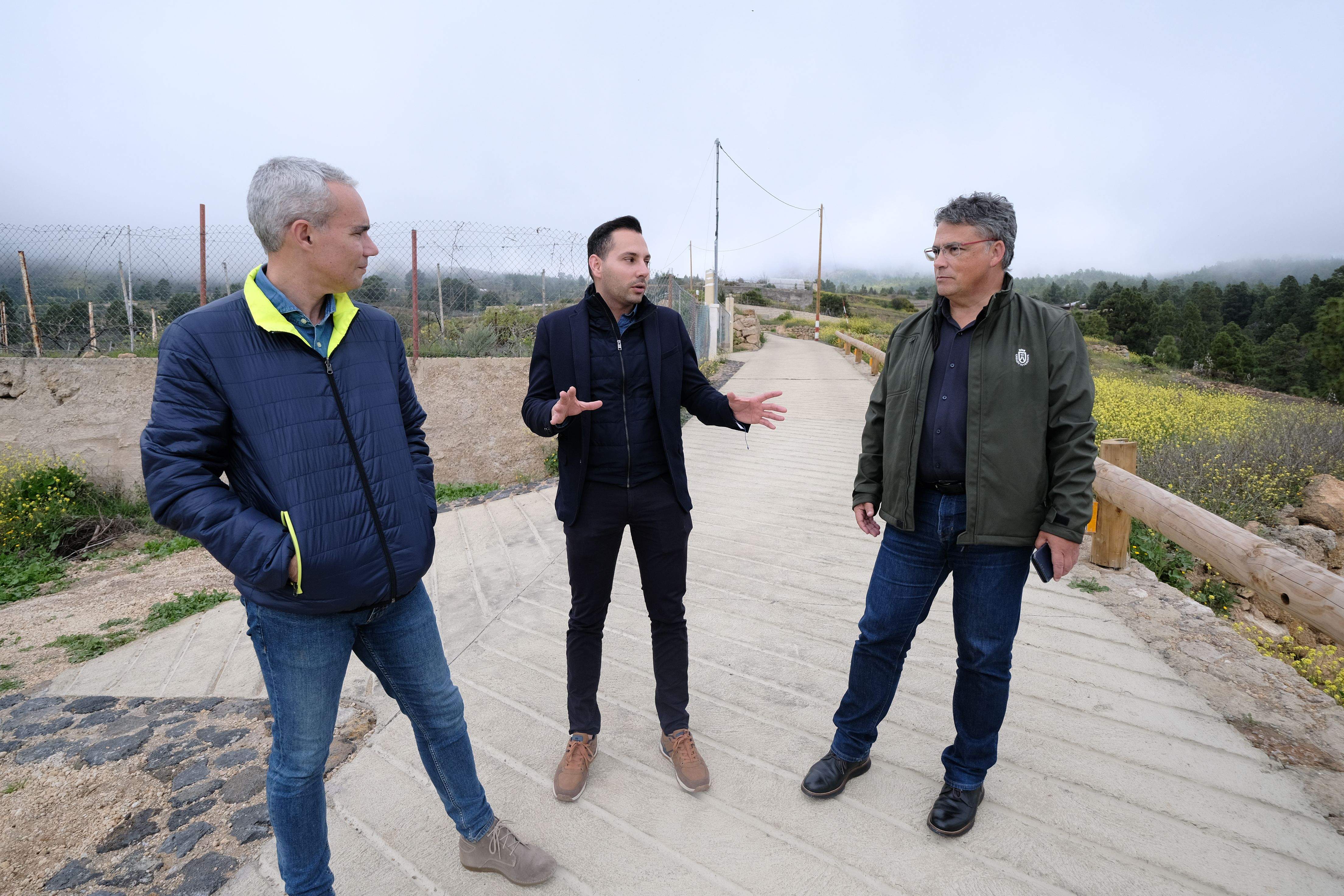 El consejero de Cabilde de Tenerife Javier Parrilla visita el Camino Lomo Los Pinos de Fasnia./
