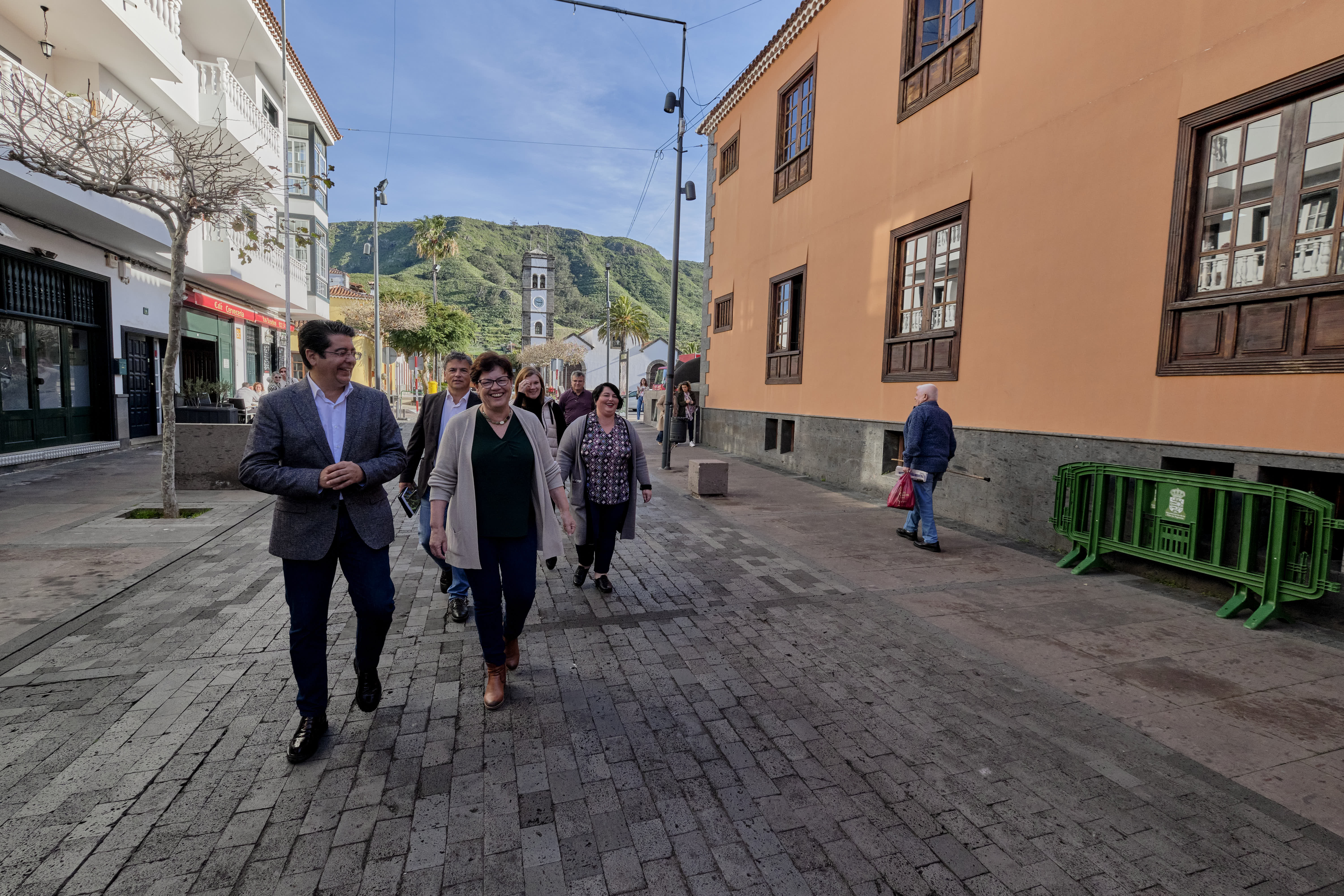 Pedro Martin visita las próximas obras proyectadas en Tegueste./