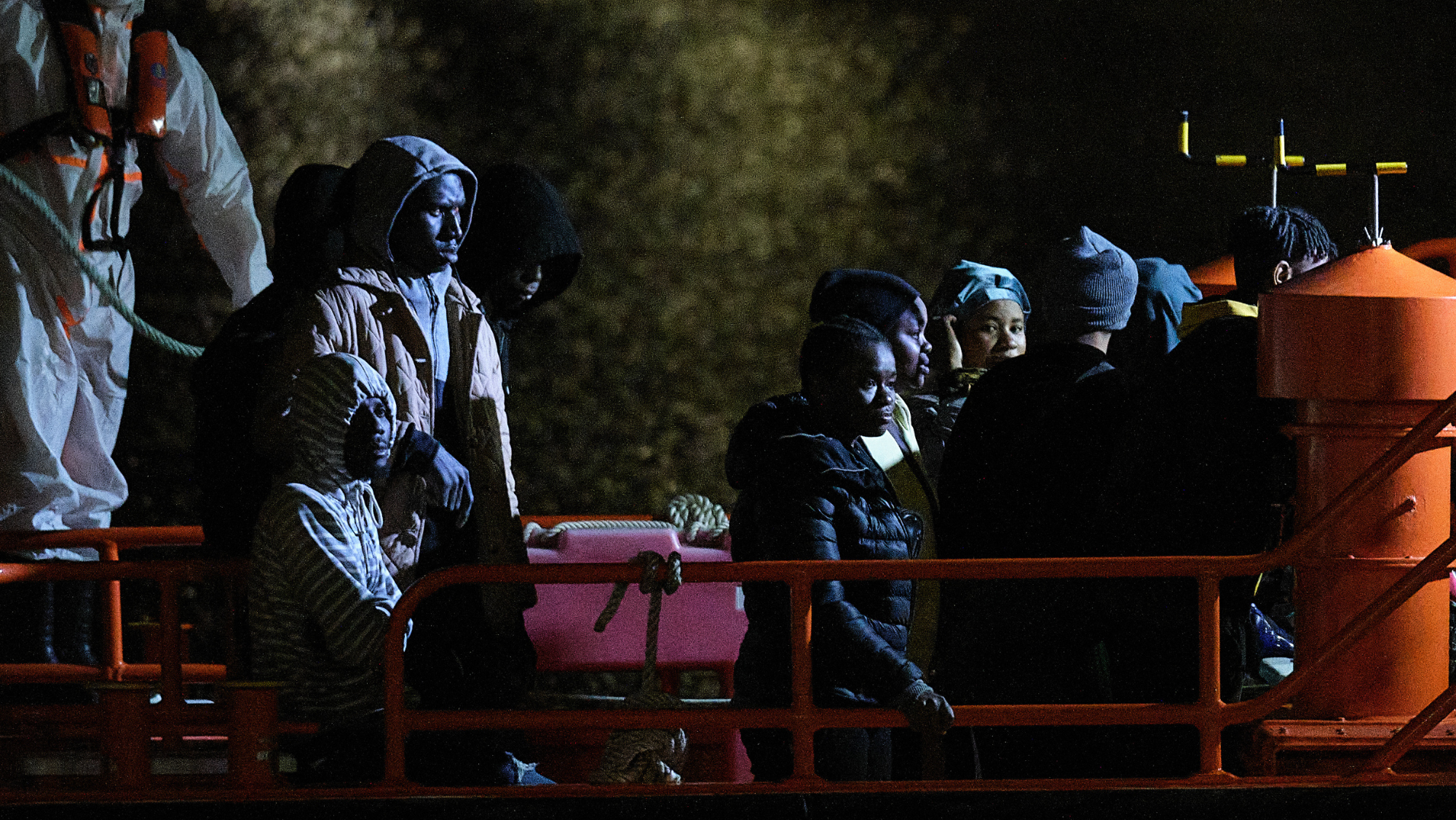 Migrantes rescatados en Fuerteventura. / EFE / Javier Melián