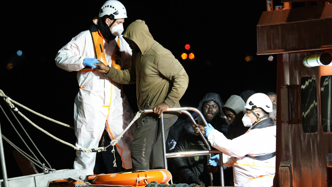 Migrantes rescatados en Fuerteventura. / EFE / Javier Melián