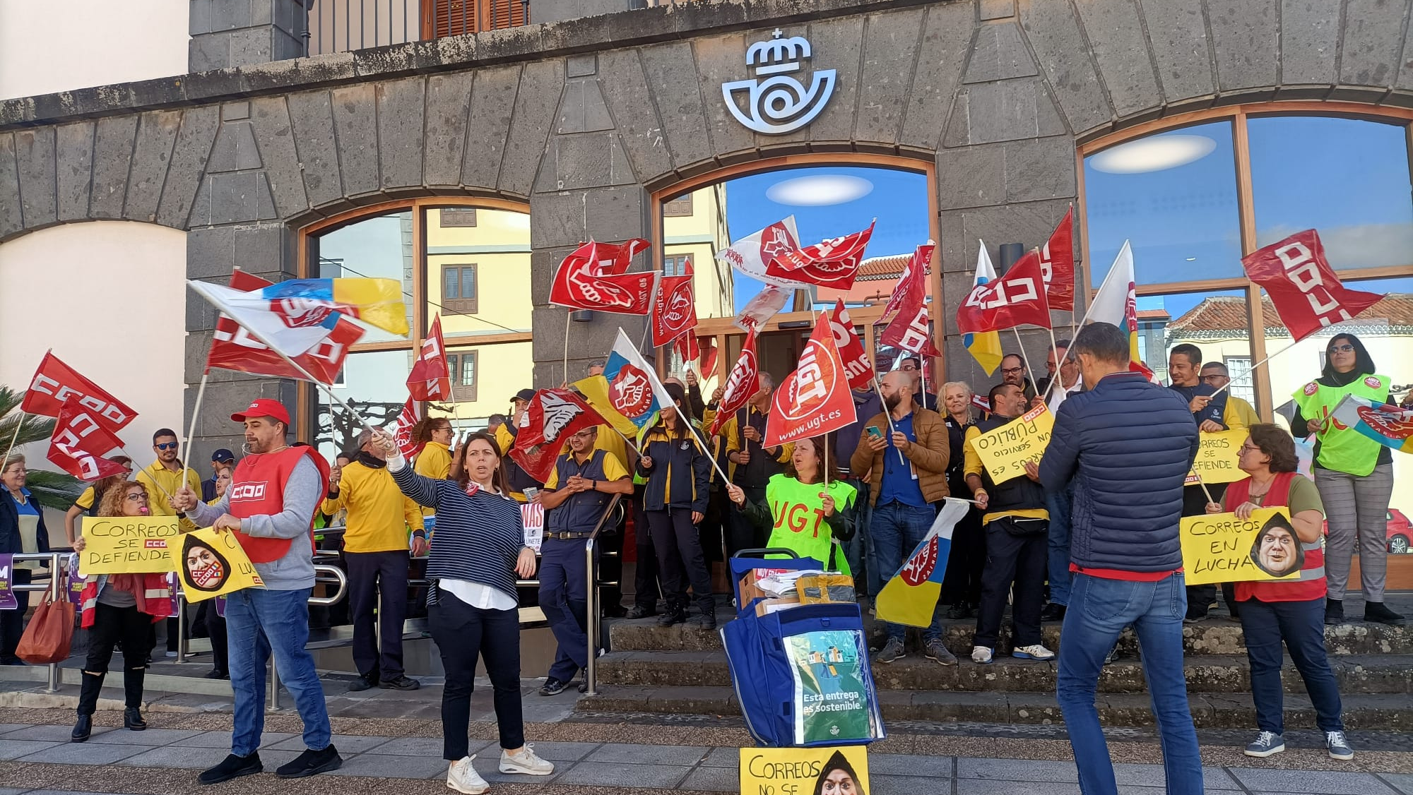 Movilizaciones de CCOO y UGT en Correos La Laguna./ Cedida