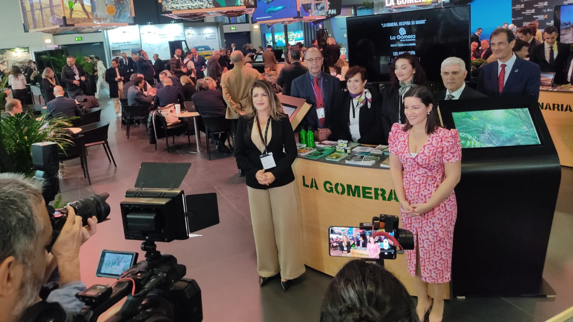María Isabel Méndez, consejera de Turismo de La Gomera, y Yaiza Castilla (derecha), consejera de Turismo del Gobierno de Canarias, en el stand de La Gomera en la ITB./ Cedida